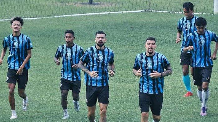 Para pemain Arema FC saat menjalani latihan di Stadion Gajayana Malang pada Selasa (2/4/2024).