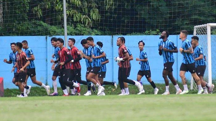 Para pemain Arema FC saat menjalani sesi latihan di lapangan ARG Lawang Malang, 2024.