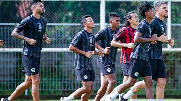 Para pemain Arema FC saat menjalani sesi latihan, 2024.