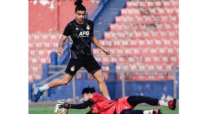 Para pemain Persik Kediri saat menjalani sesi latihan tim bersama di Stadion Brawijaya Kediri, 2023.
