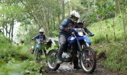 Para peserta ngalas bareng WR 155 R Malang saat melewati jalanan berlumpur.