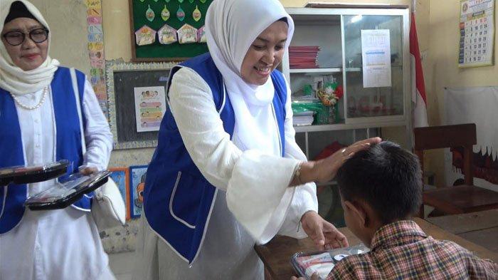 MAKAN BERGIZI GRATIS - Para wanita pengusaha di Lamongan yang tergabung dalam IWAPI membuktikan komitmennya dalam mendukung program Presiden RI Prabowo Subianto, terkait pemberian makan bergizi gratis (MBG), Kamis (6/2/2025). IWAPI Jatim dan Lamongan mewujudkannya dengan membagikan ratusan porsi MBG di SD Banjarmendalan Lamongan.
