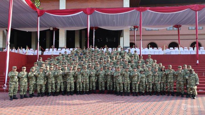 RETRET KEPALA DAERAH - Gambar selebaran ini diambil dan dirilis pada tanggal 25 Oktober 2024 oleh Partai Gerindra memperlihatkan Presiden Indonesia Prabowo Subianto berfoto bersama peserta retreat Kabinet Merah Putih di akademi militer di Magelang, Jawa Tengah. Retret di pemerintahan Prabowo kembali digelar dengan peserta para calon kepala daerah di Akmil Magelang, Jawa Tengah. TRIBUNNEWS/HO/PARTAI GERINDRA