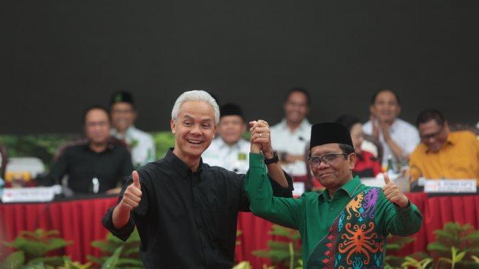 Pasangan bakal calon presiden dan wakil presiden Ganjar Pranowo dan Mahfud MD berpose usai pengumuman bakal cawapres di kantor DPP PDI Perjuangan, Jakarta, Rabu (18/10/2023). Ketua Umum PDI-P Megawati Soekarnoputri memilih Mahfud MD sebagai bakal calon wakil presiden mendampingi Ganjar Pranowo sebagai bakal calon presiden dari PDI-P.