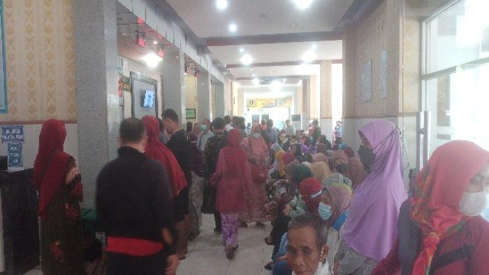 Pasien membludak di RS dr Soegiri Lamongan, Sabtu (14/10/2023)