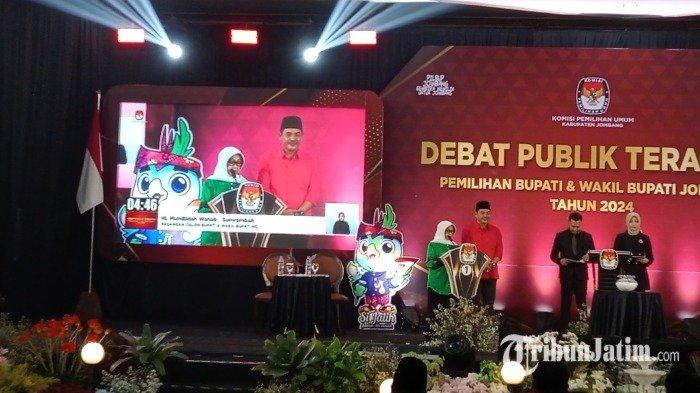 Paslon Mundjidah-Sumrambah saat Debat publik terakhir Pemilihan Kepala Daerah (Pilkada) Kabupaten Jombang 2024 yang digelar di Ballroom Hotel Yusro, pada Sabtu (16/11/2024).