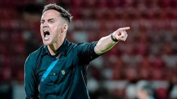 Paul Munster meluapkan emosi atas keputusan wasit pada laga Bali United vs Persebaya di Stadion Kapten I Wayan Dipta, Bali, Sabtu (28/12/2024) malam. Laga berakhir 2-0 untuk Bali United