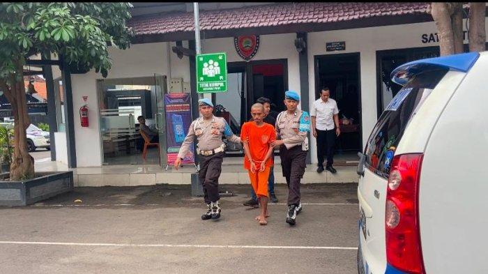 Pelaku Curanmor berinisial TES saat dibawa ke Mapolres Ponorogo. Kecanduan karaoke bersama pemandu lagu (PL), membuat pengangguran di Ponorogo berinisial TES (29) nekat mencuri sepeda motor.