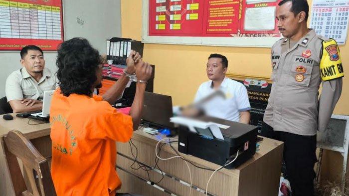 Pelaku Pembacokan saat diinterogasi Penyidik di Mapolsek Kalisat Jember, dalam artikel berjudul 'Kesal Cintanya Ditolak Istri Korban, Pria di Jember Bacok Tetangga'
