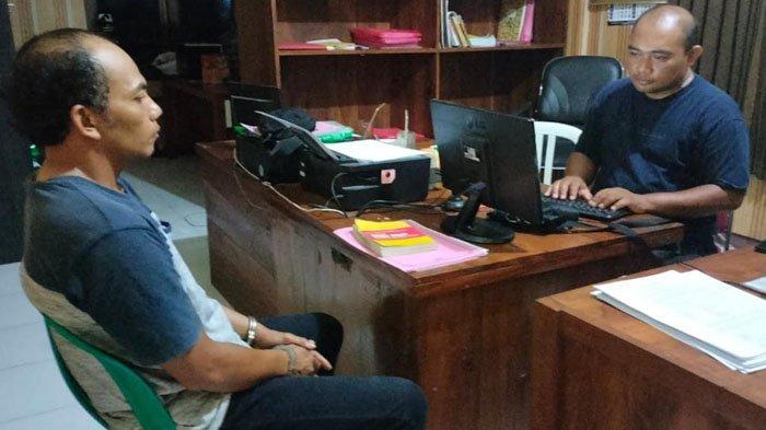 Pelaku (kiri) saat menjalani pemeriksaan di Polsek Srengat Polres Blitar Kota.