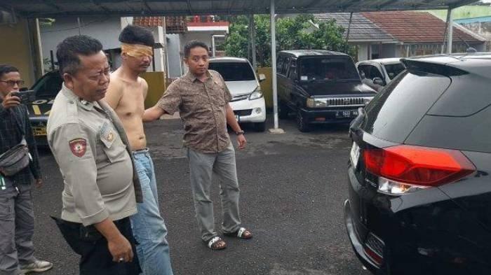 Polres Tasikmalaya Kota saat penangkapan pelaku perampokan di minimarket Kota Tasikmalaya, Kamis (9/1/2025).