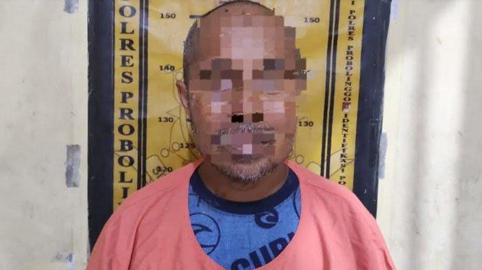Pelarian Sulaisun (45) warga Desa Asembagus, Kecamatan Kraksaan, Kabupaten Probolinggo, terhenti di daerah Bali, Sabtu (24/8/2024). Tersangka yang merupakan guru ngaji itu dibekuk Satreskrim Polres Probolinggo, karena terlibat kasus pelecehan seksual terhadap anak di bawah umur.