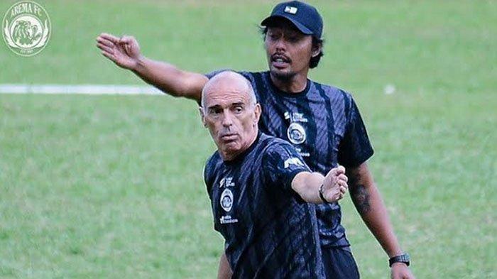 Pelatih Arema FC, Fernando Valente bersama asisten pelatih FX Yanuar ketika memimpin latihan tim Arema FC di Stadion Gajayana Malang, 2023.
