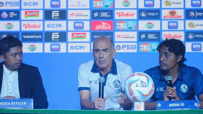 Pelatih Arema FC, Fernando Valente dan kiper Arema FC, Julian Schwarzer Garcia saat menghadiri sesi jumpa pers sebelum pertandingan Arema FC vs Persita Tangerang di Stadion Kapten I Wayan Dipta Bali, Sabtu (16/9/2023) besok.