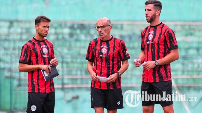 Pelatih Arema FC, Fernando Valente (tengah) didampingi asisten pelatih baru, Nelson Leitao (kiri) dan Daniel Chaves (kanan) memantau latihan tim Arema FC di Stadion Gajayana, Kota Malang, Jawa Timur, Senin (11/9/2023).