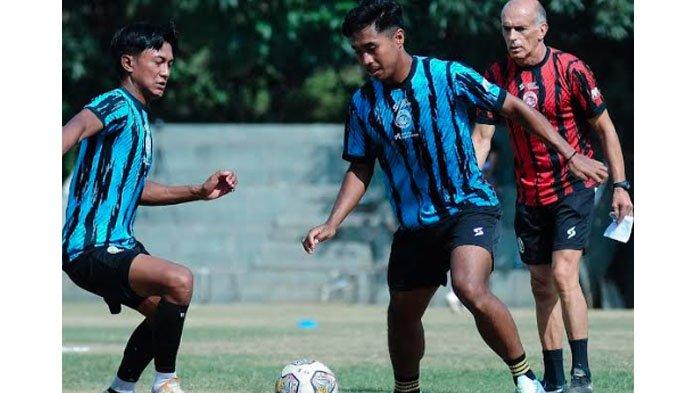 Pelatih Arema FC, Fernando Valente (jersey merah) saat memimpin langsung latihan tim Arema FC di Bali, 2023. Pelatih asal Portugal itu, bertekad untuk membawa perubahan pada Arema FC di sisa laga putaran kedua Liga 1 2023/2024 nanti.