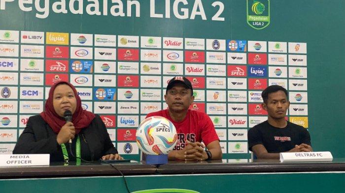 Pelatih Deltras Widodo CP usai memimpin latihan tim di Gelora Delta Sidoarjo