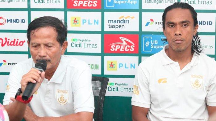 KONFERENSI PERS - Pelatih Gresik United, Djadjang Nurdjaman atau Djanur saat memberikan keterangan kepada awak media usai pertandingan Persiku Kudus vs Gresik United pada lanjutan Liga 2 2024/2025 di Stadion Wergu Wetan Kudus, Kamis (13/2/2025). Djanur kecewa dengan kepemimpinan wasit Agus Walyono.