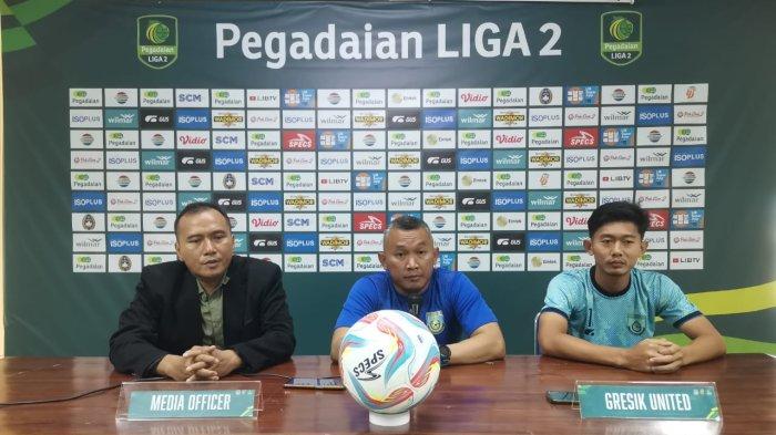 Pelatih Gresik United Rudy Eka Priyambada (tengah).