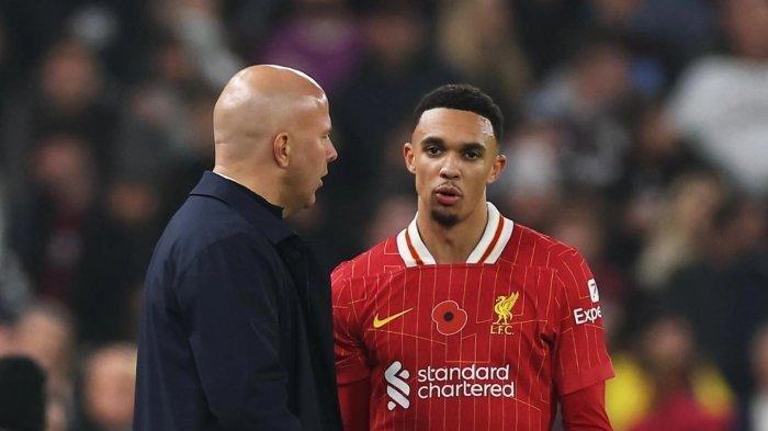 TRENT PINDAH - Pelatih Liverpool Arne Slot berbincang dengan Trent Alexander-Arnold. Trent kini kena hujatan akibat ingin pindah ke Real Madrid.