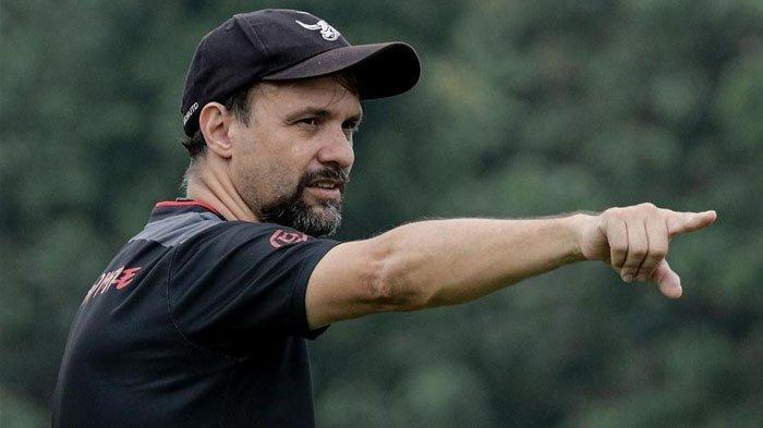 Pelatih Madura United, Mauricio Souza memberi instruksi dalam sesi latihan tim, 2024.