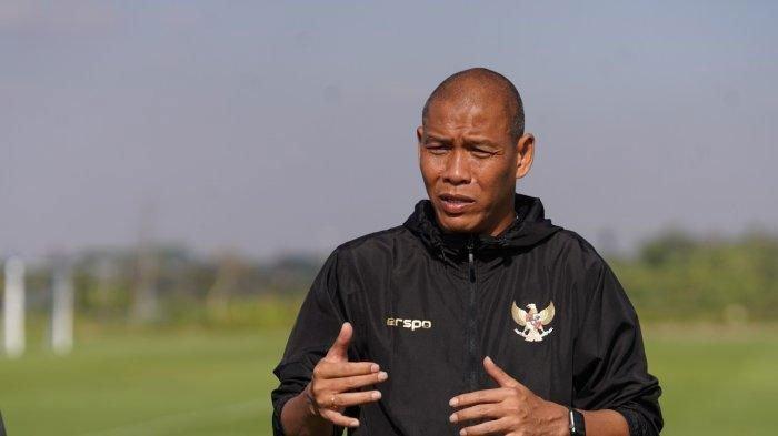 BELUM AMAN- Pelatih Nova Arianto dalam Pemusatan Latihan (TC) Timnas U17 Indonesia di Bali menjelang Kualifikasi Piala Asia U17 2025. Posisi Nova Arianto belum aman meski sudah bawa Timnas asuhannya lolos Piala Dunia.