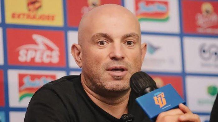 Pelatih PSM Makassar, Bernardo Tavares saat jumpa pers jelang menghadapi Persebaya di Stadion Gelora Bung Tomo (GBT), Rabu (23/10/2024) besok malam.