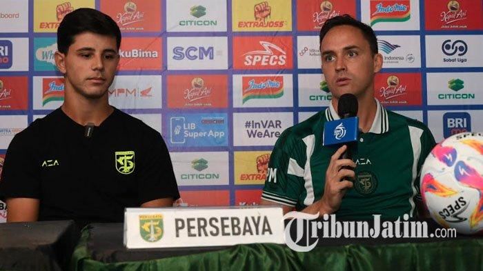 Pelatih Persebaya Surabaya, Paul Munster, dan kapten tim Persebaya, Bruno Moreira saat jumpa pers jelang laga Persebaya vs PSM Makassar di Stadion Gelora Bung Tomo (GBT) Surabaya, Selasa (22/10/2024).