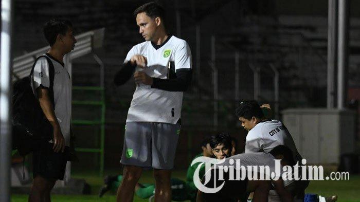 Pelatih Persebaya Surabaya, Paul Munster dengan tim Persebaya pada sesi latihan di Stadion Gelora 10 Nopember Tambaksari Surabaya, Senin (18/3/2024) malam. Selama bulan Ramadan, seluruh tim melakoni program latihan pada malam hari.