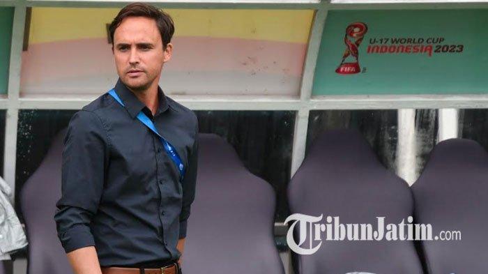 Pelatih Persebaya Surabaya, Paul Munster saat laga Persebaya vs Bhayangkara FC di Stadion Gelora Bung Tomo (GBT) Surabaya, Minggu (4/2/2024).