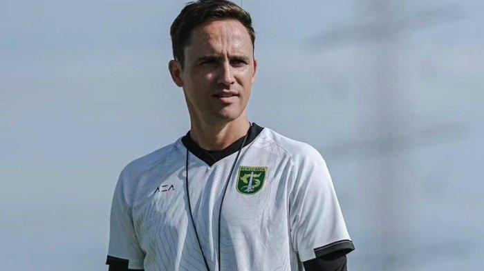 Pelatih Persebaya Surabaya, Paul Munster saat memimpin latihan tim, 2024.