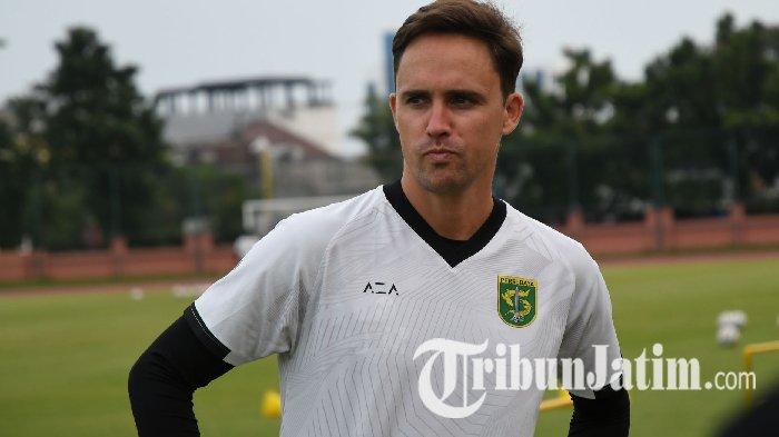 Pelatih Persebaya Surabaya, Paul Munster saat memimpin latihan tim di Lapangan Thor Surabaya, Jumat (12/4/2024),