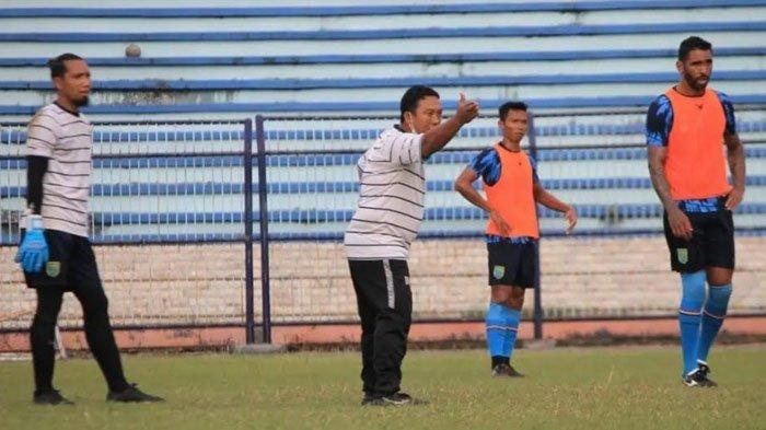 Pelatih Persela, Didik Ludianto saat gelar latihan pemain Persela, Senin (22/7/2024)