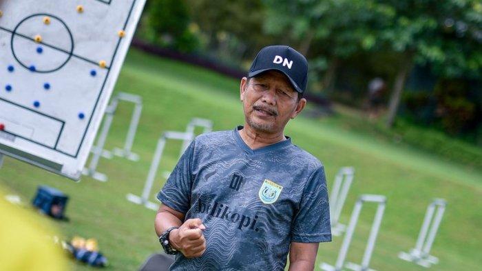 Pelatih Persela Lamongan, Djadjang Nurdjaman (Djanur) saat memimpin latihan tim di Stadion Surajaya, Lamongan.