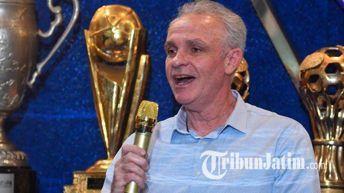 Pelatih baru Arema FC, Joel Cornelli memberikan keterangan saat perkenalan pelatih baru di Kantor Arema FC, Kota Malang, Jawa Timur, Selasa (25/6/2024). Arema FC memperkenalkan pelatih kepala baru asal Brazil, Joel Cornelli untuk mengarungi musim Liga 1 2024/2025.