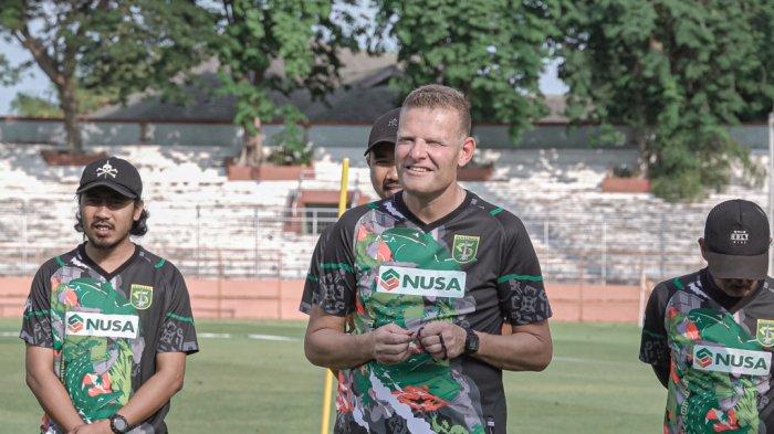 Pelatih baru Persebaya, Josep Gombau saat menyapa pemain Persebaya di Stadion Gelora 10 November, Surabaya, Kamis (14/9/2023)