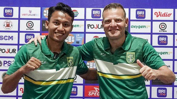 Pelatih baru Persebaya Surabaya, Josep Gombau (kanan) dan Kadek Raditya di Stadion Gelora Bangkalan (SGB), Sabtu (16/9/2023) jelang hadapi laga Madura United vs Persebaya.