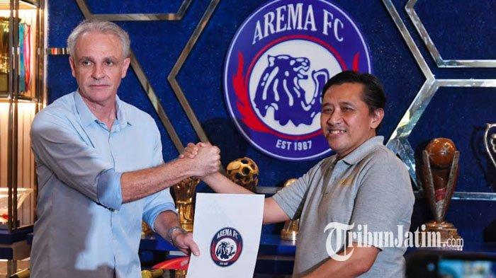 Pelatih kepala Arema FC Joel Cornelli (kiri) menerima berkas kontrak dari Manajer Operasional Arema FC, Sudarmaji (kanan) saat perkenalan pelatih baru di kantor Arema FC, Kota Malang, Jawa Timur, Selasa (25/6/2024).