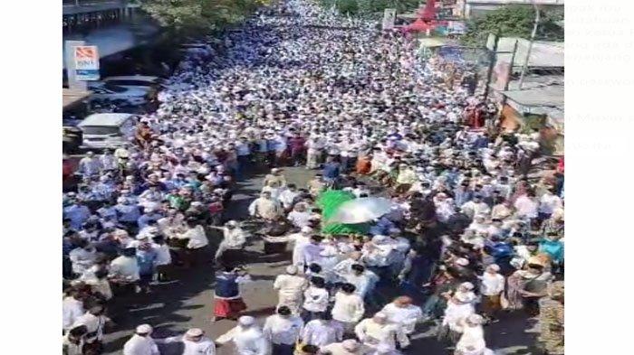 Pelayat mengantarkan jenazah KH Abdullah Munif Marzuqi, pengasuh Pondok Pesantren (Ponpes) Langitan Widang Tuban