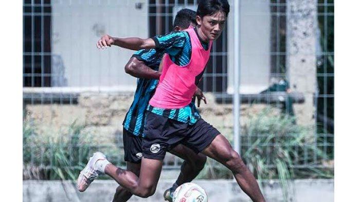 Pemain Arema FC, Achmad Maulana Syarif saat berlatih bersama Arema FC di Bali, 2023.