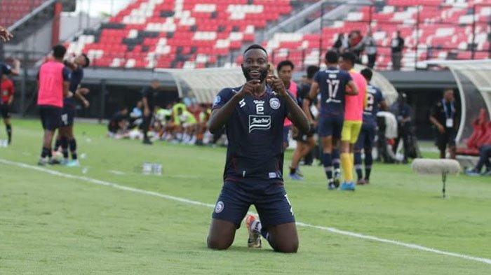 Pemain Arema FC, Charles Lokolingoy saat melakukan selebrasi usai mencetak gol ke gawang Persija Jakarta di pekan 26 kompetisi Liga 1 2023/2024 Arema FC vs Persija Jakarta, di Stadion Kapten I Wayan Dipta Bali, Senin (26/2/2024).