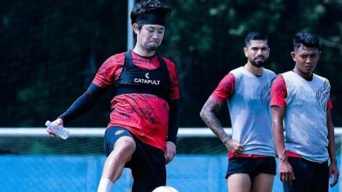 KEMBALI BERMAIN - Pemain Arema FC Choi Bo-Kyung saat mengontrol bola dengan kaki kanannya sesuai menerima umpan dalam sesi latihan di lapangan ARG Soccer Field Lawang belum lama ini. Kini Oppa Korea tersebut kembali memperkuat Singo Edan lawan Bali United Senin, (3/2/2025).