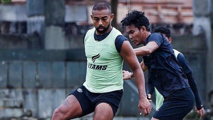 LATIHAN - Pemain Arema FC, Dalberto saat melindungi bola dari kejaran Anwar Rifai dalam sesi latihan Arema FC di lapangan Universitas Brawijaya Malang beberapa waktu yang lalu. Singo Edan akan menjalani dua laga berat di awal Ramadan dengan menghadapi Malut United Selasa (4/3/2025) dan Persija Jakarta Minggu (9/3/2025).