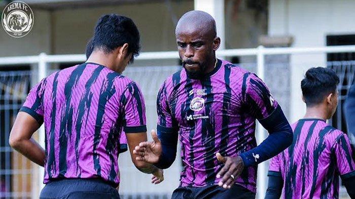 Pemain Arema FC, Greg Nwokolo saat menjalani latihan bersama tim di Bali, 2023.