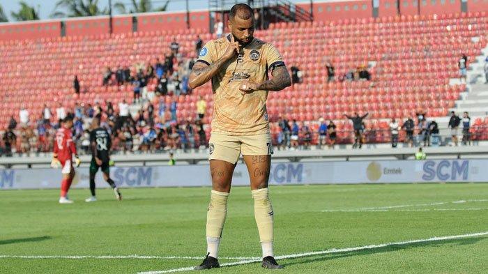Pemain Arema FC, Gustavo Almeida saat melakukan selebrasi usai membobol gawang PSS Sleman di pekan 14 kompetisi Liga 1 di Stadion Kapten I Wayan Dipta Bali, Sabtu (30/9/2023).