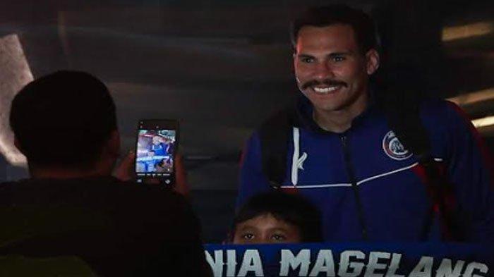 Pemain Arema FC Pablo Oliviera saat berfoto bersama Aremania Licek sesaat tiba di lobi hotel tempat mereka menginap di Magelang, Selasa (24/9/2024).
