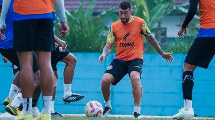 LATIHAN - Pemain Arema FC, Paulinho Moccelin saat akan mengoper bola dalam sesi mini game yang dilakukan oleh Arema FC dalam sesi latihan di Lapangan ARG Soccer Field Lawang Malang, 2025. Arema FC akan terus berbenah usai gagal di Piala Presiden 2025.