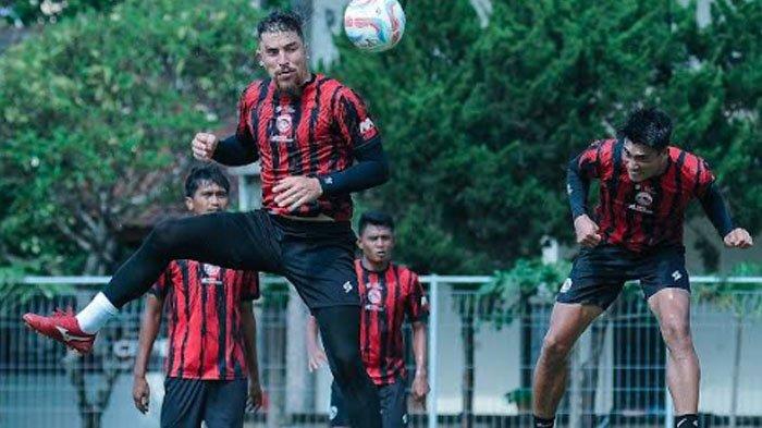 Pemain Arema FC menjalani latihan tim, 2023.