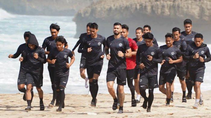 Pemain Arema FC saat melakukan latihan di pantai Nganteb, Kabupaten Malang pada Senin (2/9/2024).