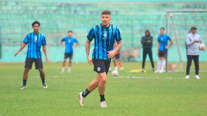 Pemain Arema FC saat menjalani latihan di Bali pada kompetisi Liga 1 2023/2024.